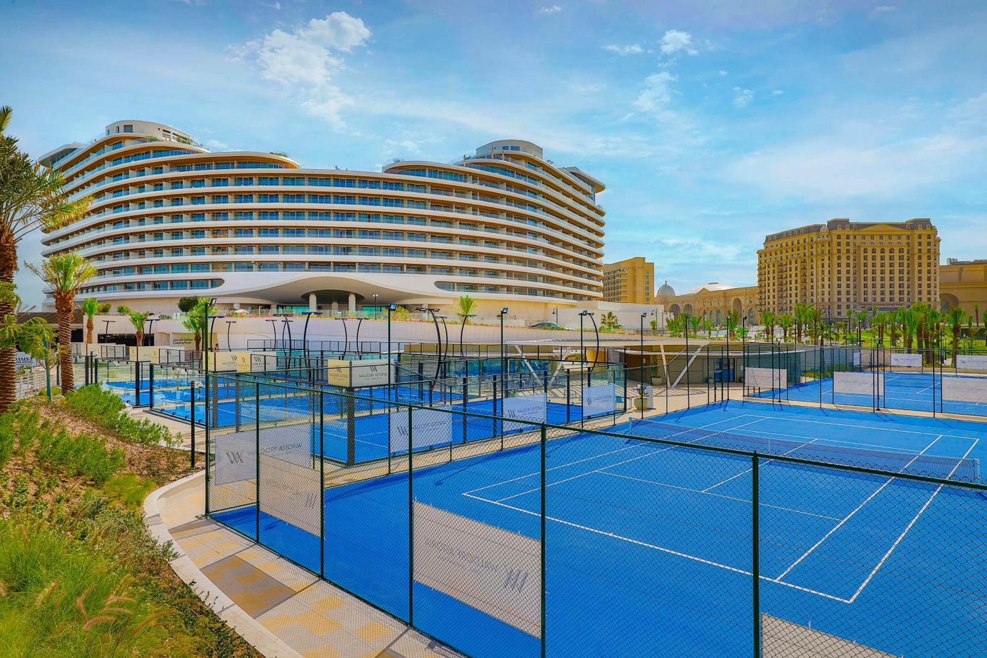 Waldorf Astoria Doha Lusail Екстериор снимка Tennis courts at Jumeirah Royal Mirage