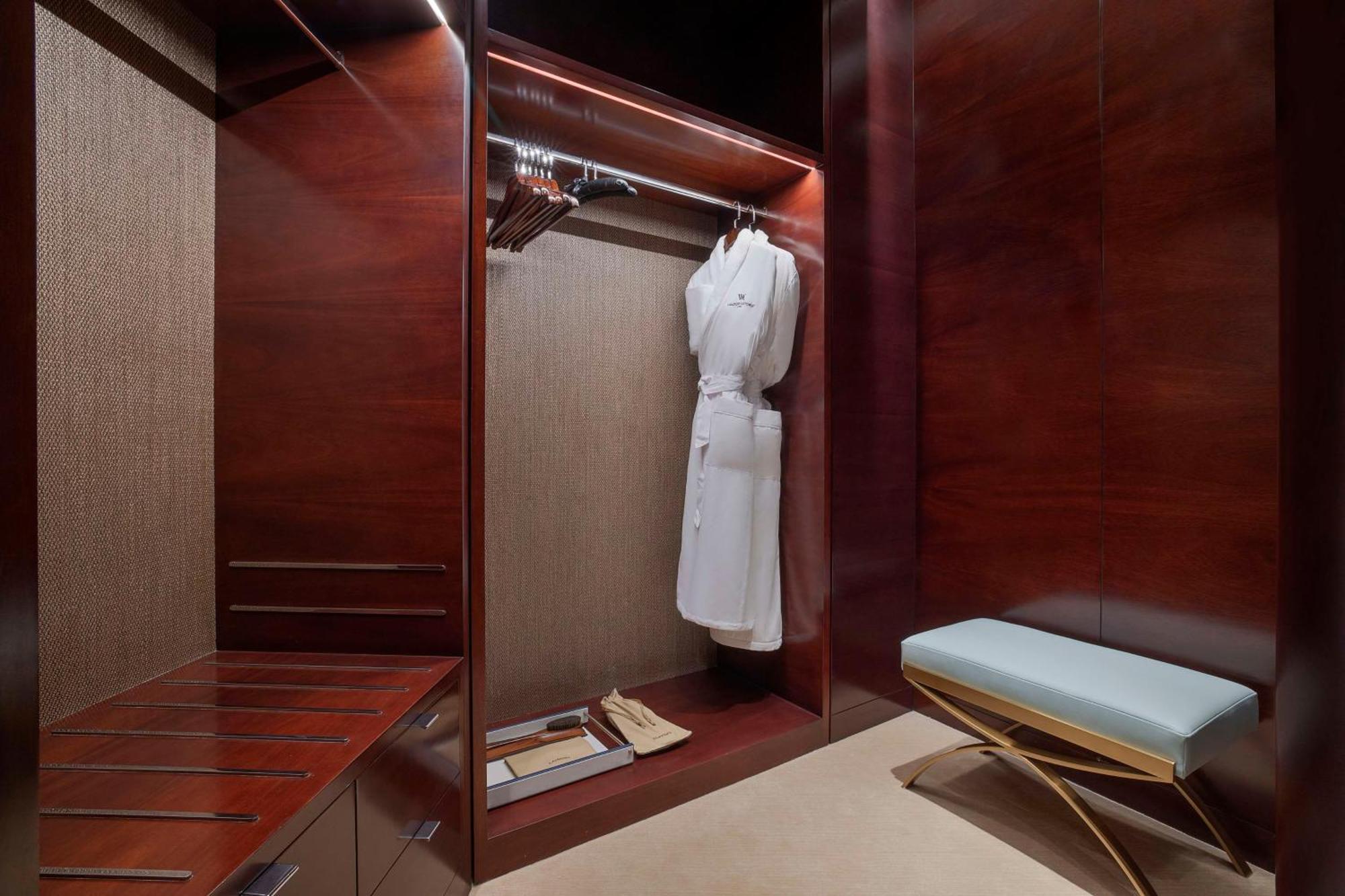 Waldorf Astoria Doha Lusail Екстериор снимка A bathrobe in a hotel room